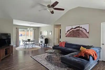 Image de Newly renovated with coffee bar, bonus room, fire pit and fully stocked kitchen
