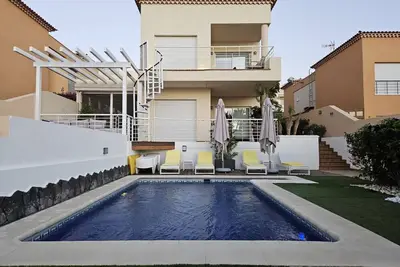 Image de Luxury 4 Bed Home: Pool & Sauna Paradise