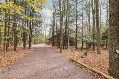 Image de Private Pocono Chalet on cul-de-sac with Fireplace, Firepit, Lake Access, Deck