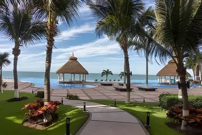 Image de Luxury on the beach and incredible views of the sea.