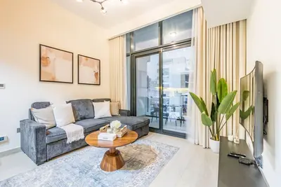 Image de Relaxing 1br Apartment with Built-in Wardrobe & Community View in Azizi Riviera 4, Al Merkadh