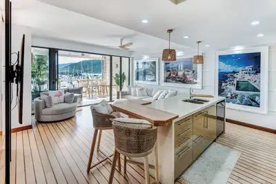 Image de Extensively renovated apartment right on the Port of Airlie!