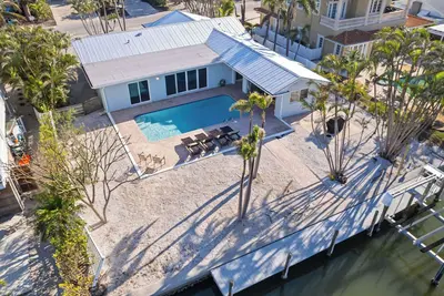 Image de Bayview Beach Escape is a canal front 3 bedroom 2. 5 bath pool home nestled on a