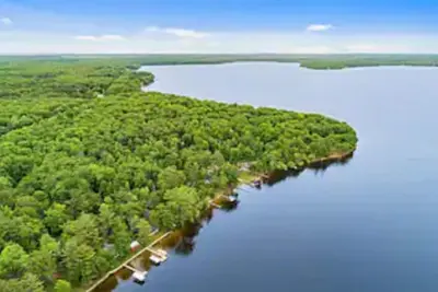 Image de Cozy Cabin -1 Min to Lake, Bbq, Firepit & Fast Wi-Fi