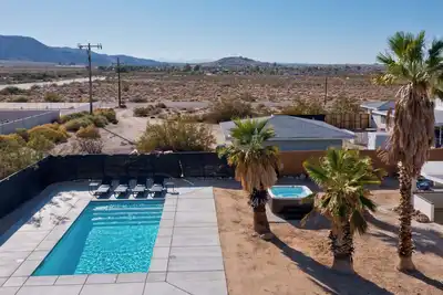 Image de Desert Dream Stay with Pool - next to Joshua Tree