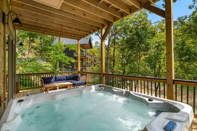 Image de Bobber Bungalow: Lake View, Hot Tub, Arcade Games!