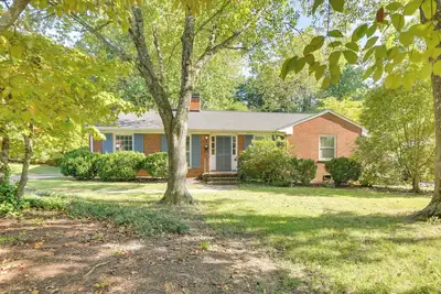 Image de 1 Mi to Friendly Center: Greensboro Family Home