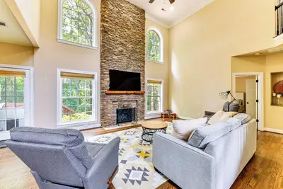 Image de 2 Mi to Lake Norman: Home w/ Deck in Huntersville!