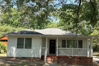 Image de Cozy & Stylish 3 Bedroom Black and White Cottage. Perfect for Families & Groups!