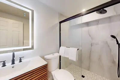 Image de Comfortable Coastal Retreat with Two Queen Beds & Sleeper Sofa - Suite Room