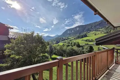 Image de Appartement cosy avec balcon et vue montagne