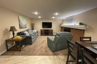 Image de Updated Basement Suite ~ Private Entrance ~ Central Location