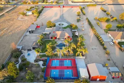 Image de Massive estate with tons of amenities!