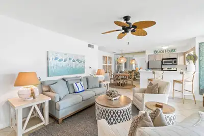 Image de Updated 2-Bedroom Condo In Low Rise Building With Private Beach