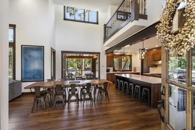 Image de Legacy Landing Luxury Getaway! 4 Bed House with Hot Tub!