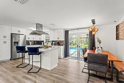Image de Modern Lakefront- Pool Home