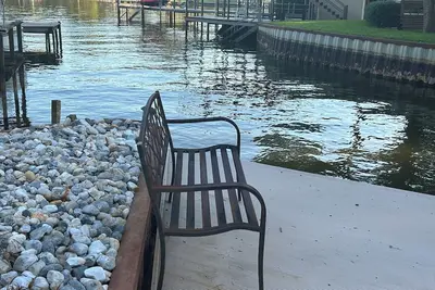 Lake Front Cozy Cottage - Private Dock - Kayaks Included! Late Sunday Checkout