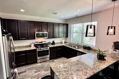 Image de Kick back and relax in this calm, stylish, elegant townhome!