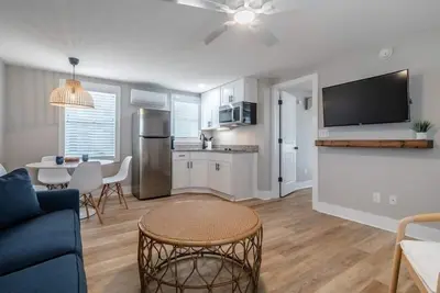 Image de Beach House Oki - King Suite in hotel on Oak Island, North Carolina