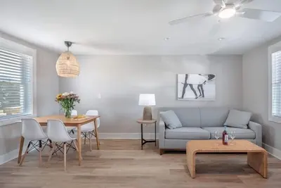 Image de Beach House Oki - King Suite in hotel on Oak Island, North Carolina