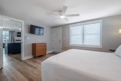 Image de Beach House Oki - Premium King Suite in hotel on Oak Island, North Carolina