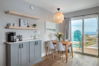Image de Beach House Oki - Premium Two King Suite in hotel on Oak Island, North Carolina