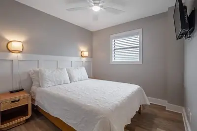 Image de Beach House Oki - Two Bedroom Suite in hotel on Oak Island, North Carolina