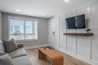 Image de Beach House Oki - Two Bedroom Suite in hotel on Oak Island, North Carolina