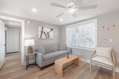 Image de Beach House Oki - Queen Suite in hotel on Oak Island, North Carolina