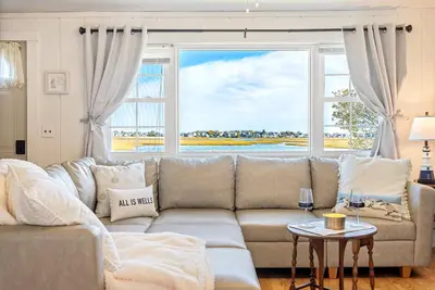 Image de Salt Box by the Sea: Water View - Charming 3-bedroom Cottage in Wells!