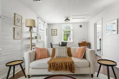 Image de 2 Bedroom Apartment - 3 Blocks to King Street