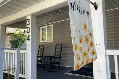 Image de Maple Haven - Cozy Downtown Gem