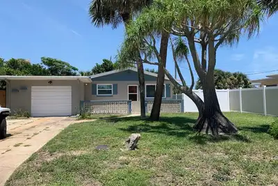 Image de Cozy three bedroom, two bath house. 5 minute walk to the beach.
