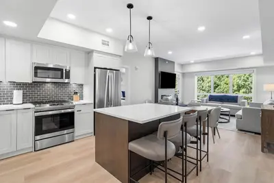 Image de ☀️Rocky Mountain Creekside Retreat|Top Floor Brand New Unit☀️