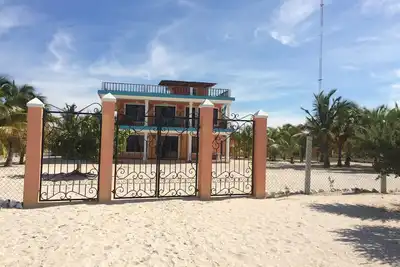 Image de Beautiful, ocean front, 3-bedroom home with WiFi and Ac in magical Celestún