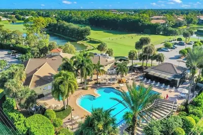 3 Bedroom w\/spa in Hunter's Ridge with access to Golf and Resort Amenities!