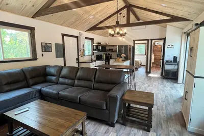 Image de Cozy cabin in charming forested area