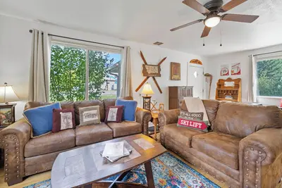 Image de 30-Day Min, Walking Distance to Downtown & Lake + Pet Friendly!