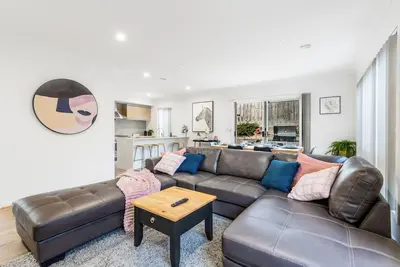 Image de Bayside luxury family retreat on the Bellarine. Wineries, Restaurants, explore.