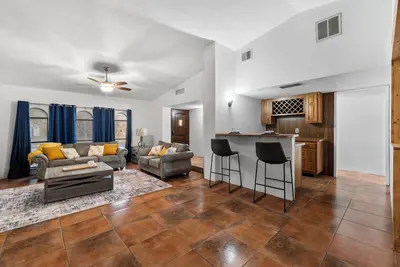 Image de 3 bed home with Luxury Hot Tub, Deck, Wifi and Arcade Games