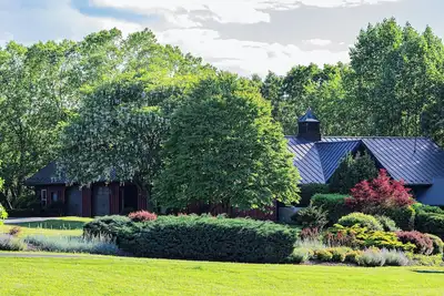 Image de Serene Farmhouse and former winery on 44 acres of rolling hills.