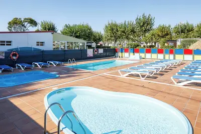 Image de Bungalow \"B1\" avec piscine privée, terrasse privée et Wi-Fi