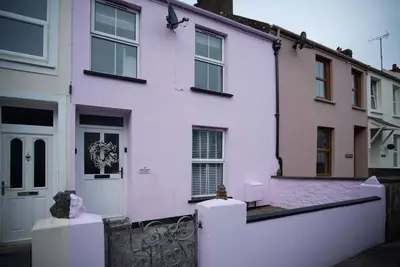 Image de Pink Cottage - 4 Bedrooms & Hot Tub - Tenby
