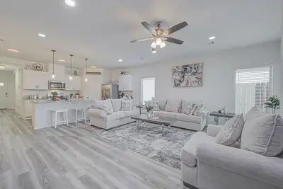 Image de Beautiful 4-bedroom Brand New Modern House Bella with pool and park