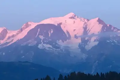 Image de Chalet 'Face Au Mont Blanc, Plein Sud' avec vue sur montagne, terrasse privée et Wi-Fi