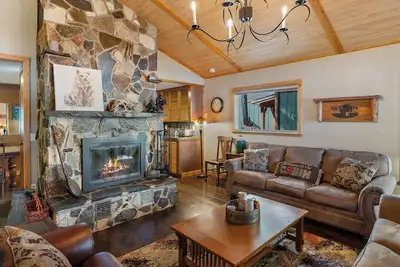 Image de Waterfront home in Sagle with a dock, hot tub, and large lawn for families