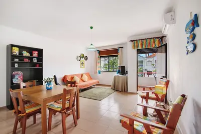 Image de Appartement 'Beach House-5 Minutos A Pé Da Praia' avec jardin partagé, Wi-Fi et climatisation