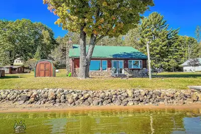 Image de Pike Shores Lakeside Getaway, waterfront Cabin!