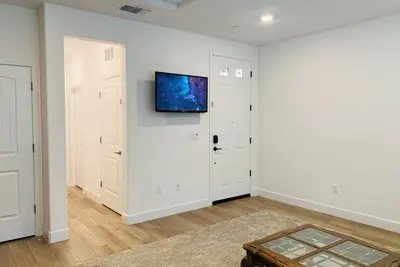 Image de Cozy in law suite in Antelope with WiFi, Ac, street parking, washer dryer