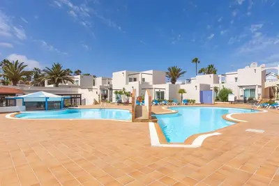 Appartement de vacances 'Casa Blanca Corralejo Pool' avec piscine partagée, terrasse privée et Wi-Fi
